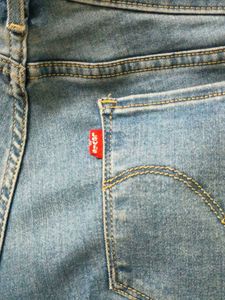 711 Skinny Levi&#39;s (Waist 32-34)