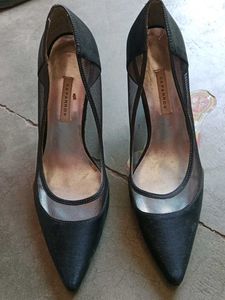 CAPARROS Women's Pointed Toe Black Wedges