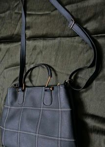 Luxurious Black Sling Bag!