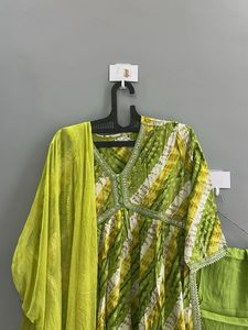 Green &amp; Yellow Printed Psnt Set