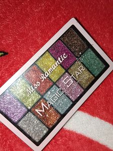 Pretty Giltery Eyeshdow Pallet