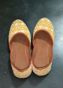 Yellow Color Jutti