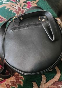 black slingbag