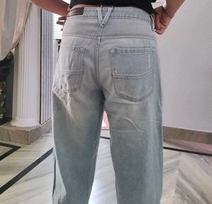 LIGHT WASH RIPPED JEANS