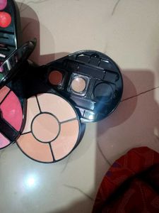 BEAUTIFUL MAKEUP KIT