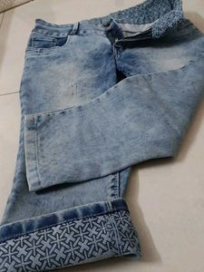 Light Wash Denim Capri Jeans