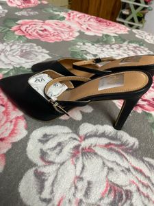 MIA Amelie Black Pointed Pumps