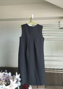 black Short sleeveless dress.