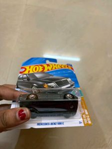 Hot Wheels Mercedes-Benz 500 E &amp; Ferrari