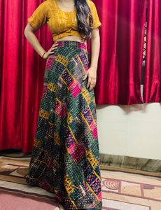 grab this beautiful skirt and blouse 💚💛