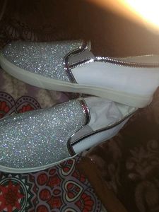 White Shoes Whit Shinny Silver Design