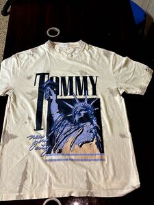 Tommy Hilfiger Graphic Tee … it’s brand new