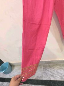 Pink chudidar pant with golden detailing