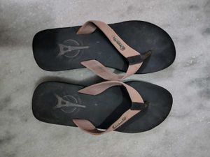 Paragon Black Eiffel Tower Flip-Flops