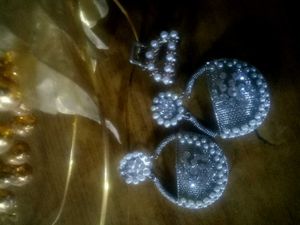 Mini Clature, Maang Tikka & White Pearl Earrings