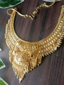 This an necklace in golden color Looks so fancy