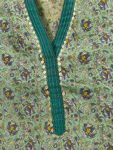 Avaasa Green Floral Printed Cotton Kurti – Size M