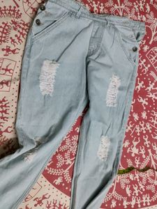 Women&#39;s Torned Jeans