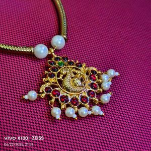 Elegant Gold-Toned Necklace with Pearl Accents
