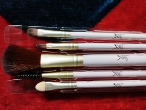 Myglamm Eyeshadow With Brush