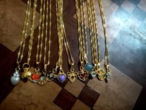 Assorted Gold Tone Pendant with chain ⛓️