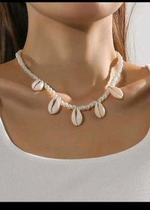 The necklaces trendy aur beach/summer vibes