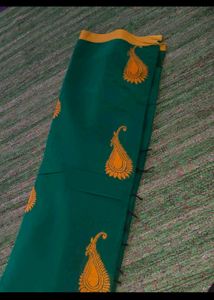 Elegant Green Saree (Women&#39;s)