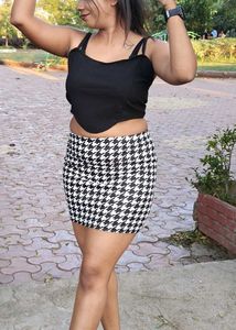 Wonderful Short Skirt 🤍🖤