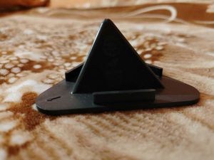 Pyramid Stand Mobile Holder Black