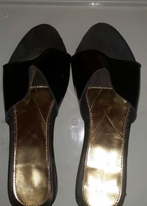 black flat sandles