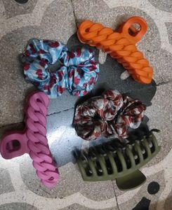 Pack Of 3 Clutchers & 2 Scrunchies