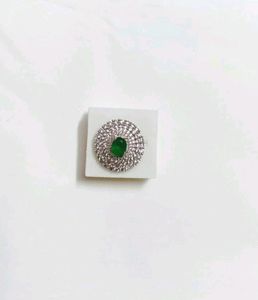 Emerald green stone women&#39;s ring.