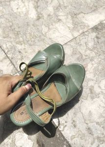 Green Ladies Sandal Size 5