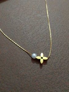 Elegant Gold Flower Necklace