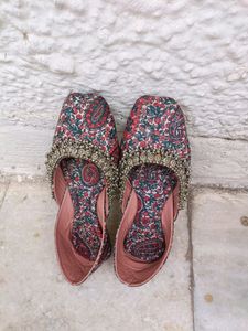 Floral Embroidered Juttis