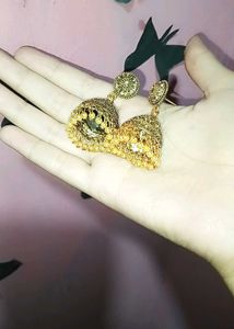 women girl earing jhumka