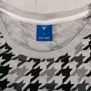 Houndstooth Pattern T-Shirt Size L
