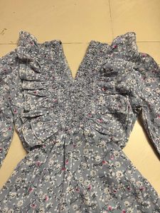Cute Girly Dress With V Neck And Flares Around