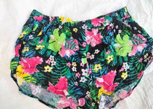 🎁Buy 1, Get 1 Free🎁Floral Print Shorts Size S