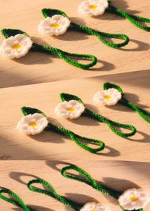 Crochet Daisy Bookmark