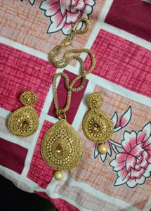 Elegant Gold-toned Jewelry Set