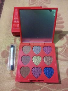 Myglamm Xoxo Eyeshadow Palette.