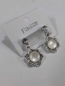 Pearl Flower Earrings-BRAND NEW