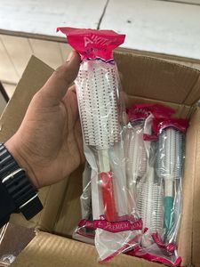 Ankita Round Hair Comb With Handle