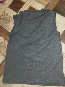 SLEEVELESS T-shirt