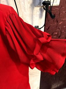 red tunic in wrinkle fabric with ruffle sleeves