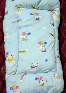 New born baby bed and carrier.