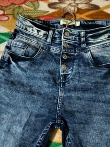 skinny blue women jeans... size 28...