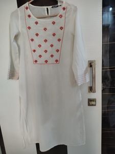 Elegant White Embroidered Kurta size s