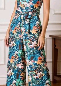 beautiful and colourful Tropical Print Jumpsuit 🛍